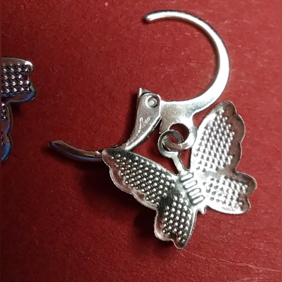 5 pairs of silver tone butterfly pierced earrings - Picture 7 of 14